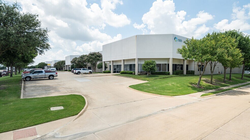 1909 10th St, Plano, TX à louer - Photo du bâtiment - Image 1 de 2