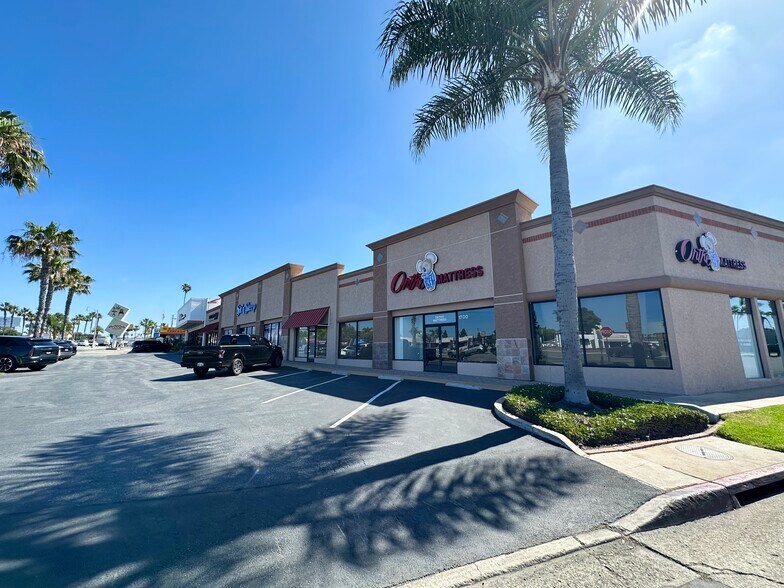 1700-1712 Newport Blvd, Costa Mesa, CA à louer - Photo du bâtiment - Image 3 de 14