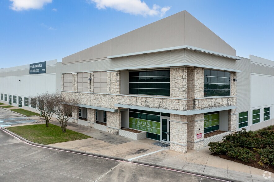 9311 Bay Area Blvd, Pasadena, TX à louer - Photo du bâtiment - Image 2 de 5
