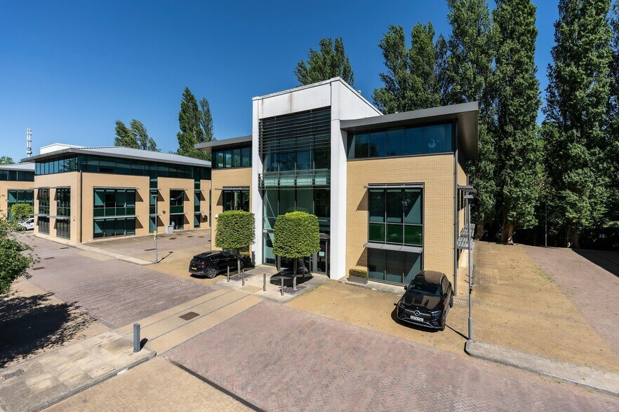 Chiltern Hl, Gerrards Cross for lease - Building Photo - Image 2 of 9