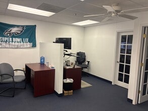 1810 County Line Rd, Huntingdon Valley, PA for lease Interior Photo- Image 2 of 6