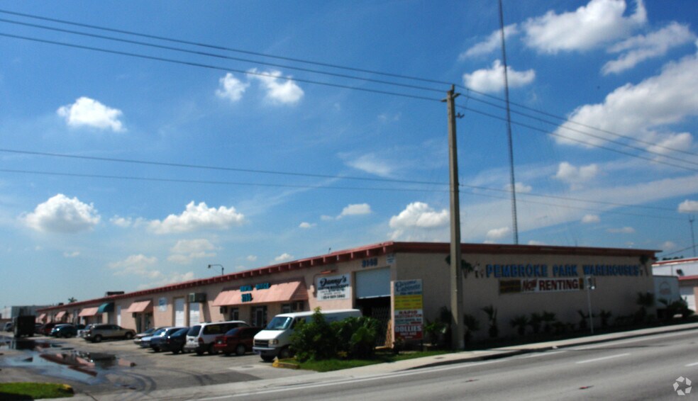 3150 W Pembroke Rd, Hallandale Beach, FL à louer - Photo du bâtiment - Image 2 de 4