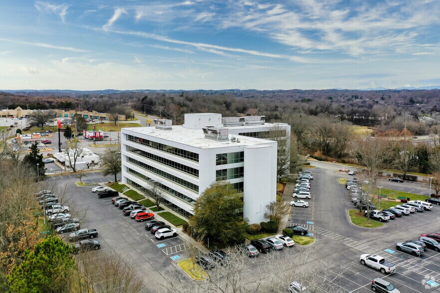 408 N Cedar Bluff Rd, Knoxville, TN à louer - Photo du bâtiment - Image 2 de 5