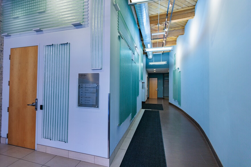 215 N Water St, Milwaukee, WI for lease - Interior Photo - Image 3 of 4