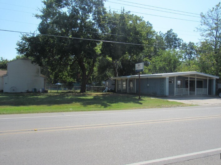 1802 N Center St, Bonham, TX for sale Primary Photo- Image 1 of 26
