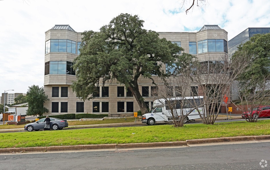 313 12th St E, Austin, TX à louer - Photo du bâtiment - Image 3 de 4