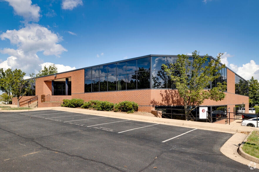22570 Markey Ct, Sterling, VA for lease - Building Photo - Image 2 of 9