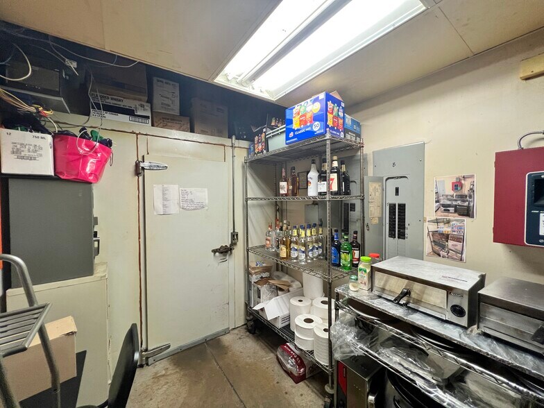 8301 Glade Ave, Oklahoma City, OK for sale - Interior Photo - Image 2 of 4