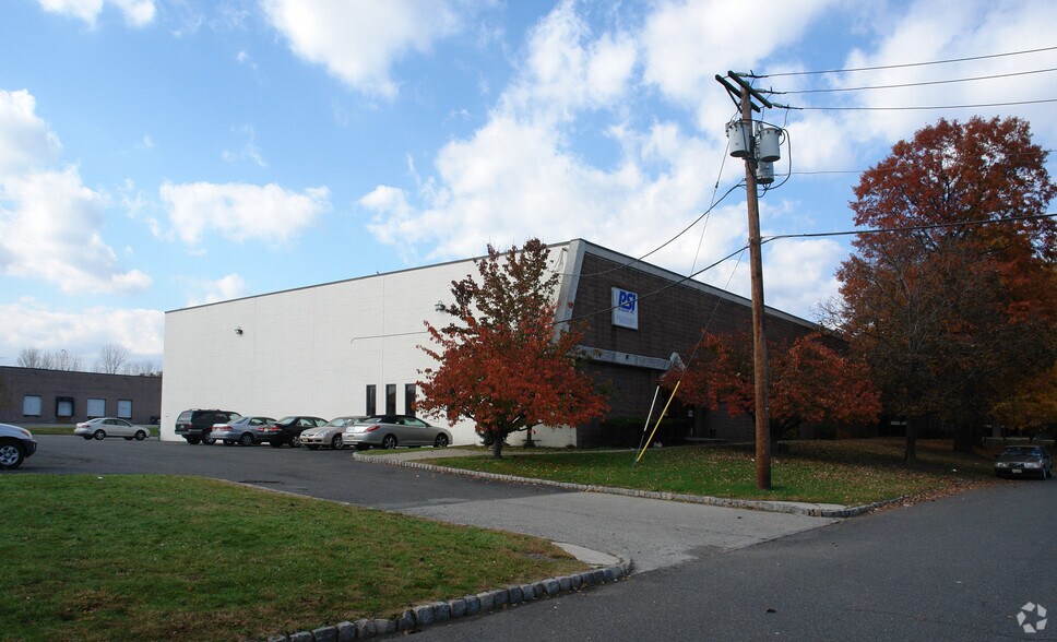12-18 Gloria Ln, Fairfield, NJ à louer - Photo du bâtiment - Image 3 de 4