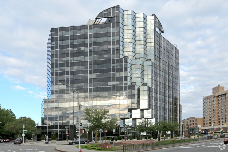 8002 Kew Gardens Rd, Kew Gardens, NY à louer - Photo du bâtiment - Image 1 de 1