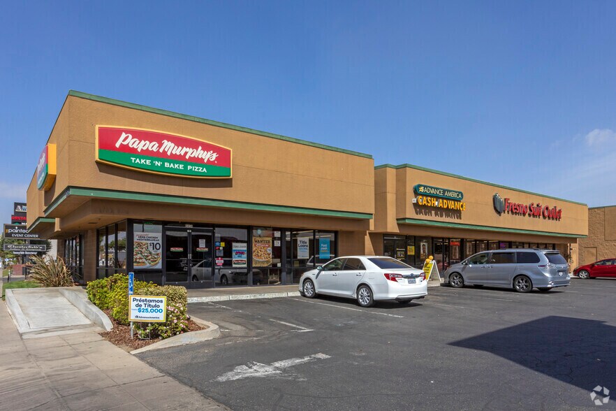 5048-5060 N Blackstone Ave, Fresno, CA for lease - Primary Photo - Image 2 of 3