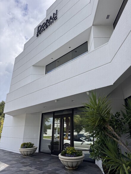 1020 W International Speedway Blvd, Daytona Beach, FL for lease - Building Photo - Image 2 of 12