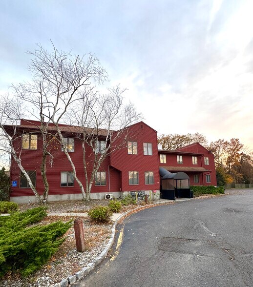 223 Monmouth Rd, West Long Branch, NJ à louer - Photo du bâtiment - Image 1 de 6