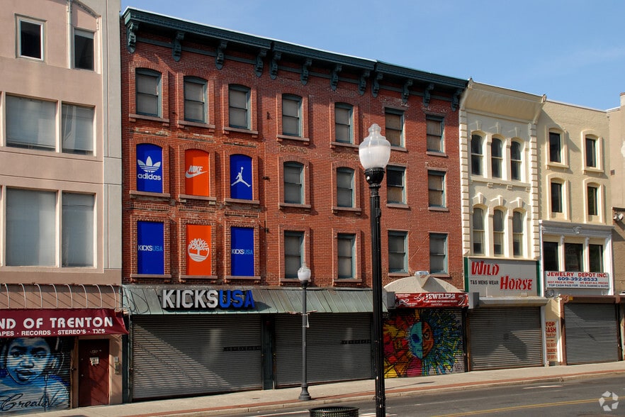 39,41,43 East State St Portfolio Sale portfolio of 3 properties for sale on LoopNet.ca - Primary Photo - Image 2 of 3