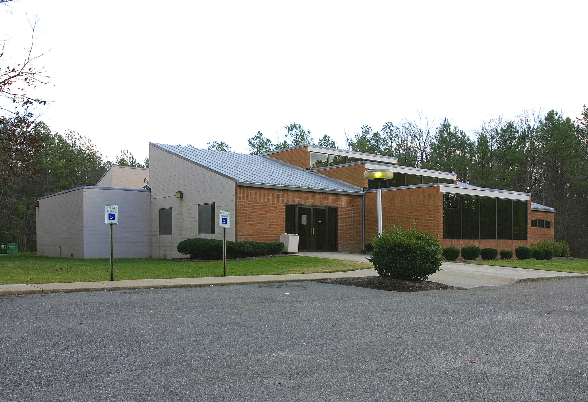 635 N Washington Hwy, Ashland, VA à louer Photo du bâtiment- Image 1 de 2