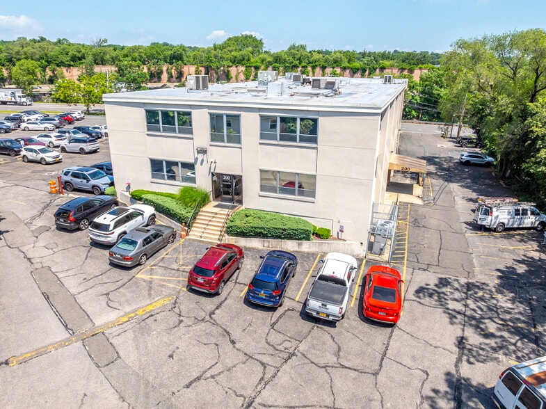 200-220 S Service Road, Roslyn, NY portfolio of 2 properties for sale on LoopNet.ca - Building Photo - Image 2 of 24