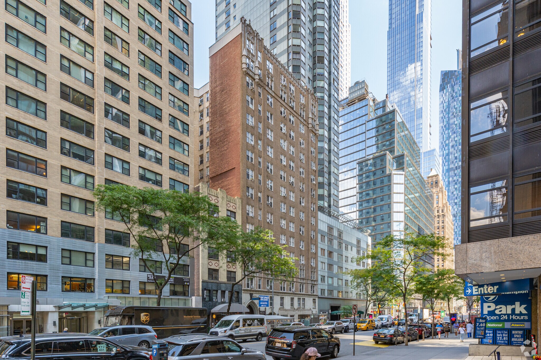 305-311 W 57th St, New York, NY à louer Photo du bâtiment- Image 1 de 42