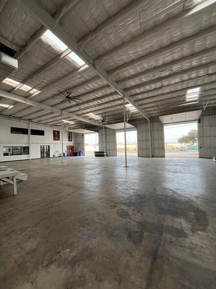 625 Industrial Blvd, Austin, TX à louer - Photo du bâtiment - Image 2 de 21