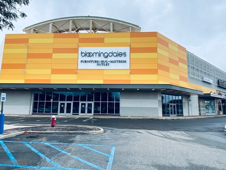 1300-1504 Old Country Rd, Westbury, NY à louer - Photo du bâtiment - Image 2 de 3