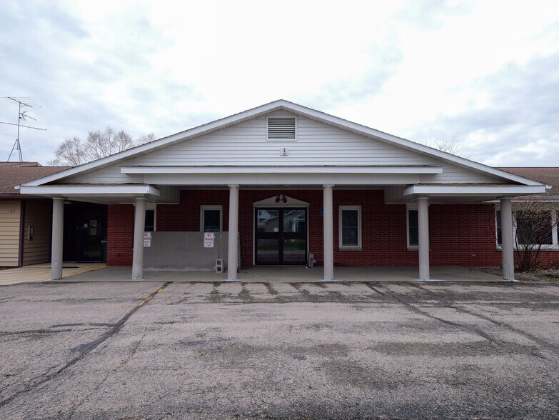 165 S Chet Krause Dr, Iola, WI à vendre - Photo du bâtiment - Image 2 de 27