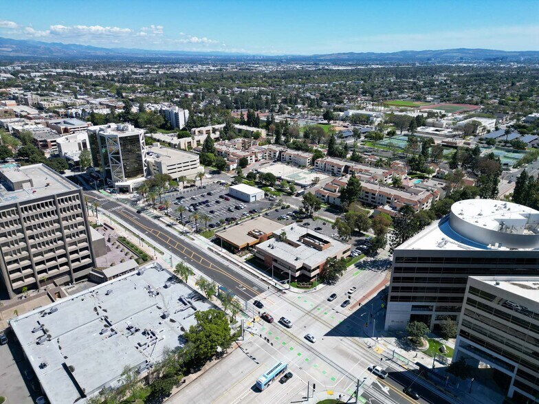 888 W Santa Ana Blvd, Santa Ana, CA à vendre - Photo du bâtiment - Image 2 de 15