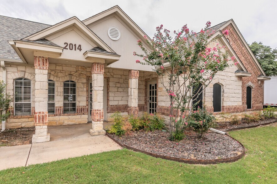 2014 Justin Rd, Highland Village, TX à louer - Photo du bâtiment - Image 1 de 53