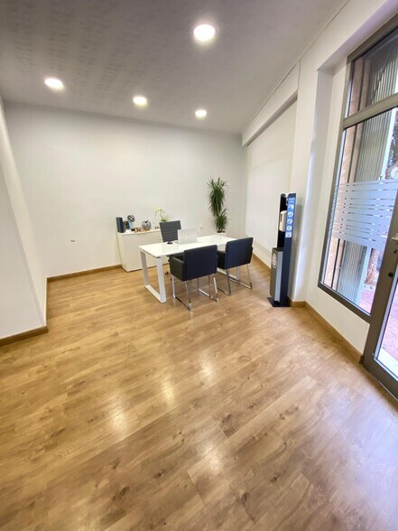 Retail in Cieza for lease - Interior Photo - Image 3 of 5