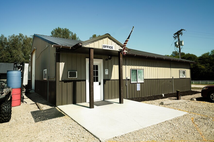 145 Railroad Ave, Ellsworth, WI à louer - Photo du bâtiment - Image 3 de 33
