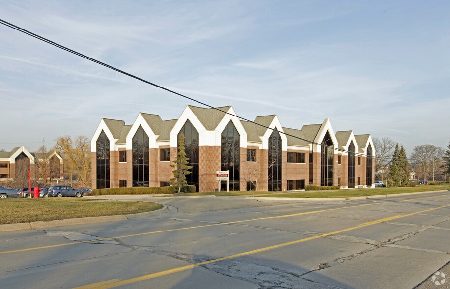 41800 W 11 Mile Rd, Novi, MI à vendre - Photo du bâtiment - Image 2 de 7
