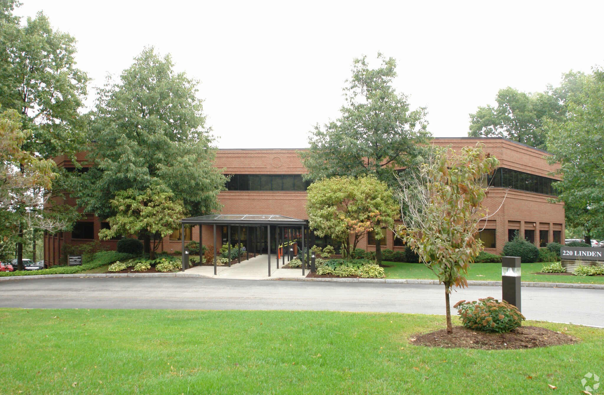 220 Linden Oaks Dr, Rochester, NY à louer Photo du bâtiment- Image 1 de 6