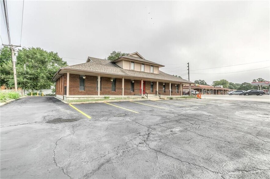 4 W Monroe St, Buckner, MO à vendre - Photo du bâtiment - Image 2 de 37