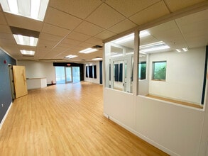 55 Wentworth Ave, Londonderry, NH for lease Interior Photo- Image 2 of 7