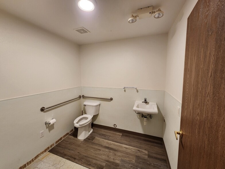 1231 E Basin Ave, Pahrump, NV for lease - Interior Photo - Image 2 of 30