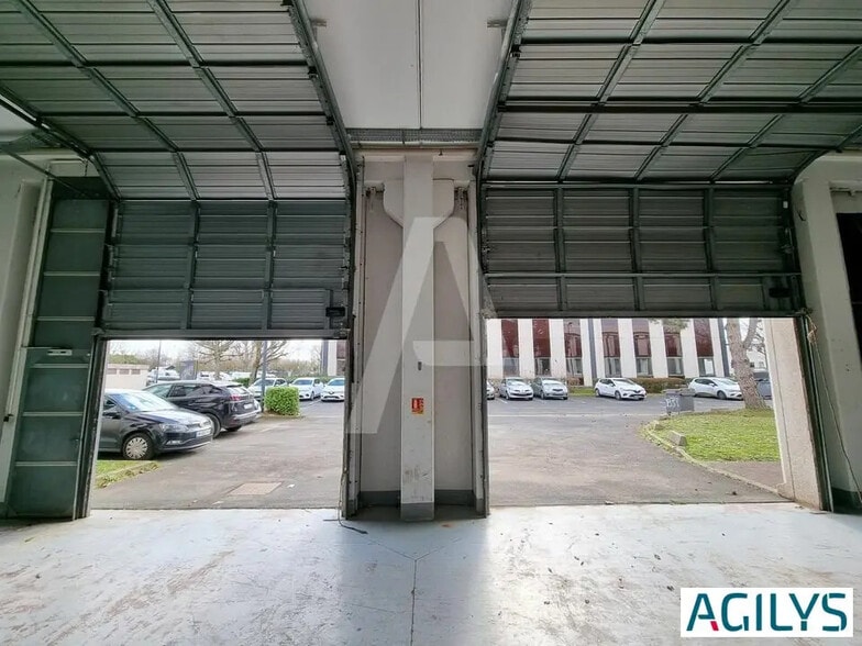 Flex in  for lease - Interior Photo - Image 2 of 7