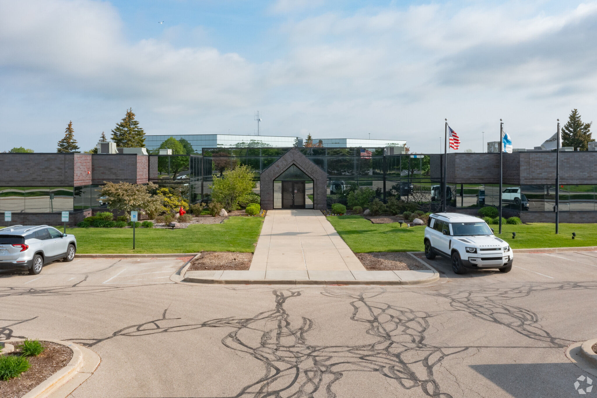 20965 Crossroads Cir, Waukesha, WI à vendre Photo du bâtiment- Image 1 de 1