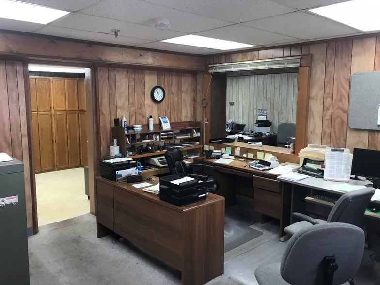 225 Dunn Rd, Fayetteville, NC for lease - Interior Photo - Image 2 of 15