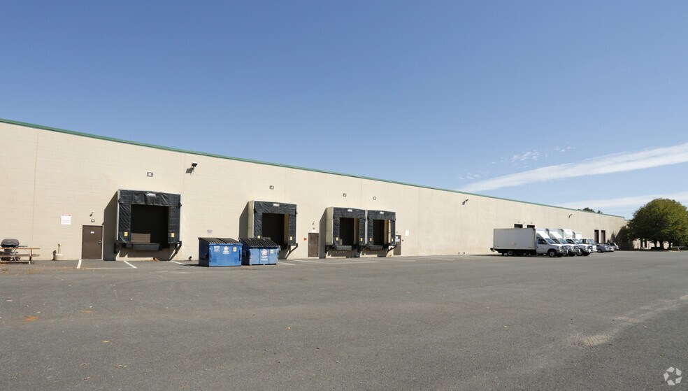 14 Worlds Fair Dr, Somerset, NJ à louer - Photo du bâtiment - Image 3 de 5