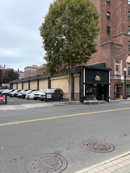 160 Fairfield Ave, Bridgeport, CT à vendre - Photo du bâtiment - Image 2 de 4