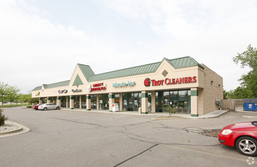 18000-18050 Silver Pky, Fenton, MI for lease - Primary Photo - Image 1 of 4