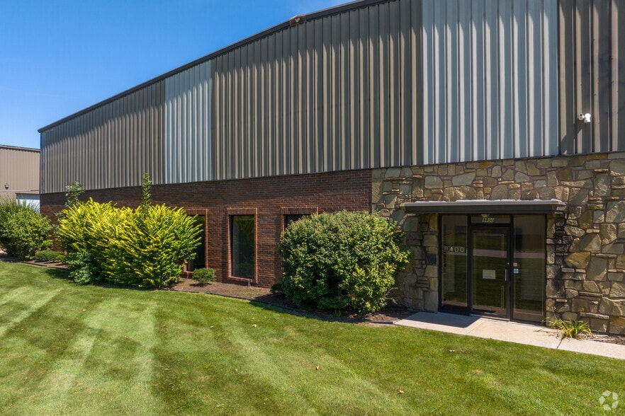 8400 Ronda Dr, Canton, MI à vendre - Photo du bâtiment - Image 3 de 63