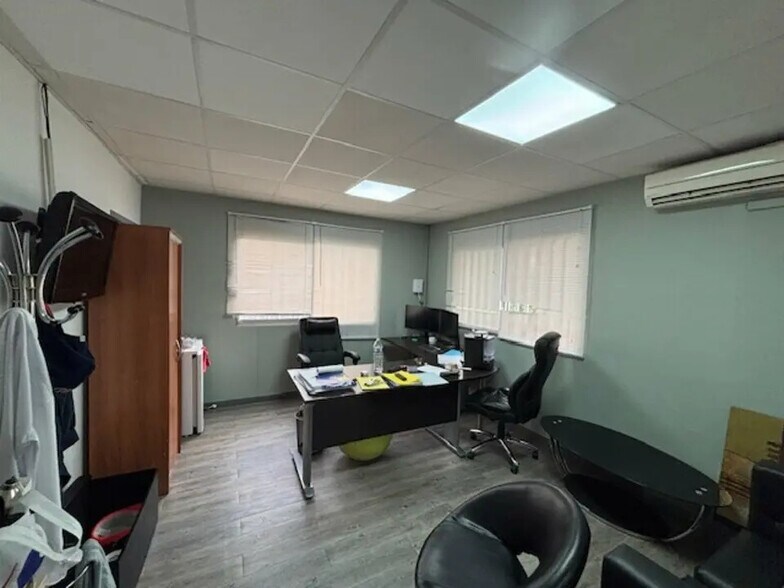 Retail in Les Pennes-Mirabeau for lease - Building Photo - Image 2 of 4