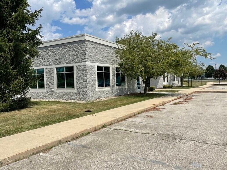 7303-7315 Quality Cir, Anderson, IN à louer - Photo du bâtiment - Image 3 de 4