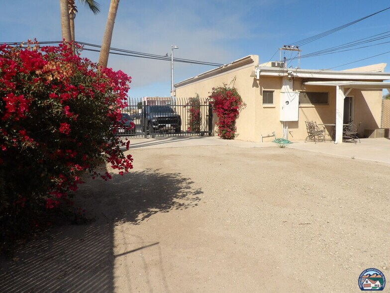 1048 Main St, Brawley, CA à louer - Photo du bâtiment - Image 2 de 2