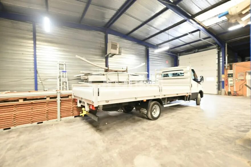 Flex in Grenay for lease - Interior Photo - Image 2 of 18