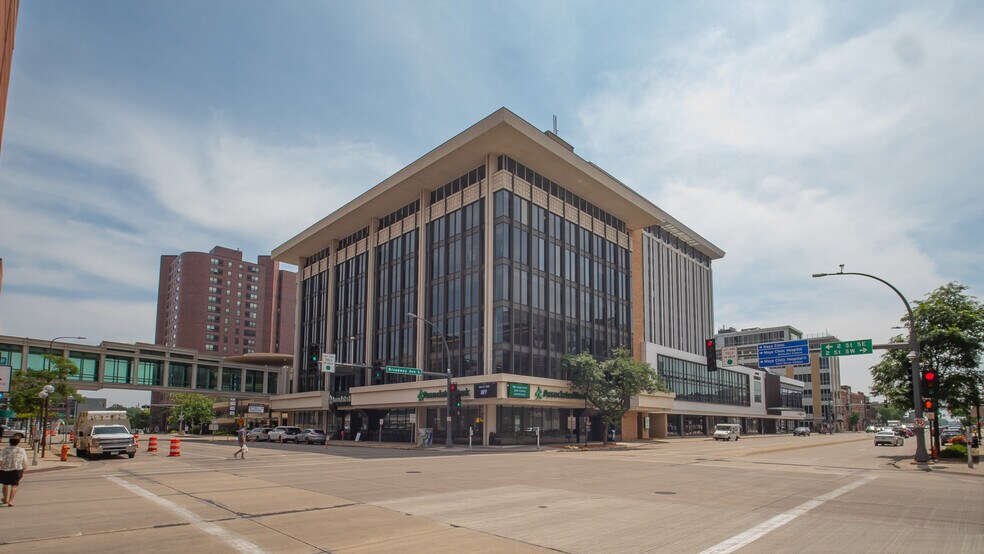 206 S Broadway, Rochester, MN à louer - Photo du bâtiment - Image 2 de 62