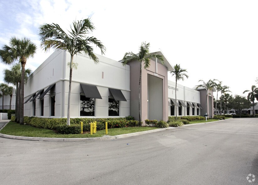 2985 Center Port Cir, Pompano Beach, FL à vendre - Photo du bâtiment - Image 3 de 10