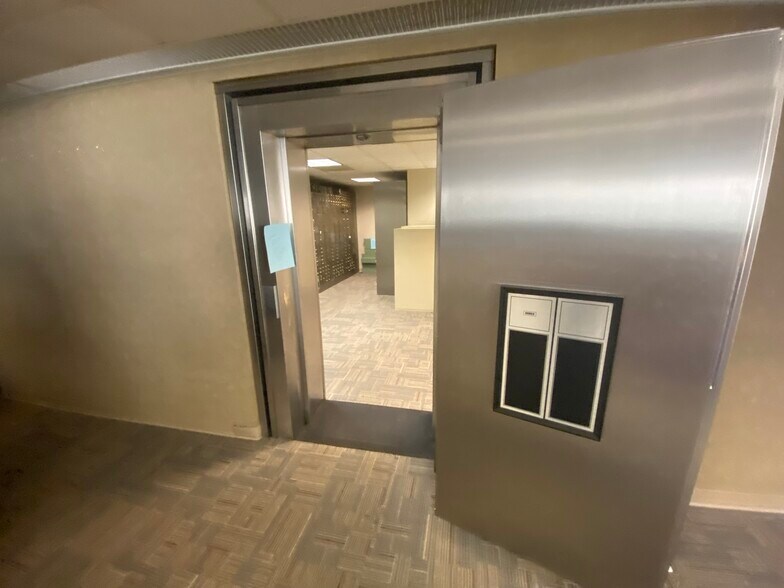 400 W Tuscarawas St, Canton, OH à louer - Photo intérieure - Image 3 de 28