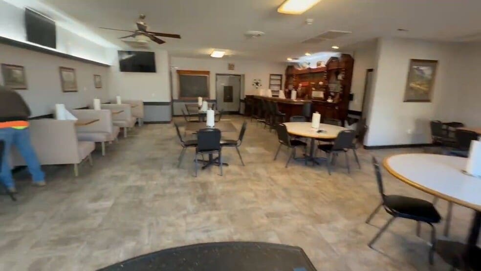 704 E Washington St, Cuba, MO for lease - Commercial Listing Video - Image 3 of 19