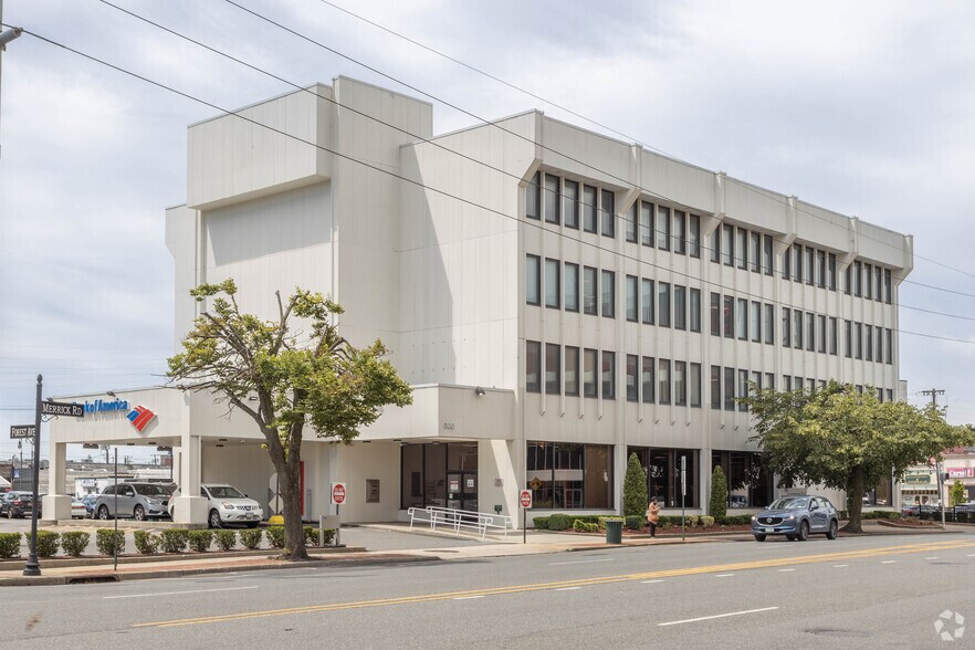 300 Merrick Rd, Lynbrook, NY à louer - Photo du bâtiment - Image 3 de 7