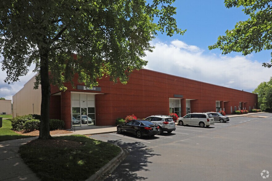 408 Gallimore Dairy Rd, Greensboro, NC for lease - Primary Photo - Image 1 of 7